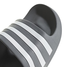 adidas Badeschuhe Adilette Aqua 3-Streifen (Cloudfoam-Fußbett, EVA-Riemen) grau/weiss - 1 Paar